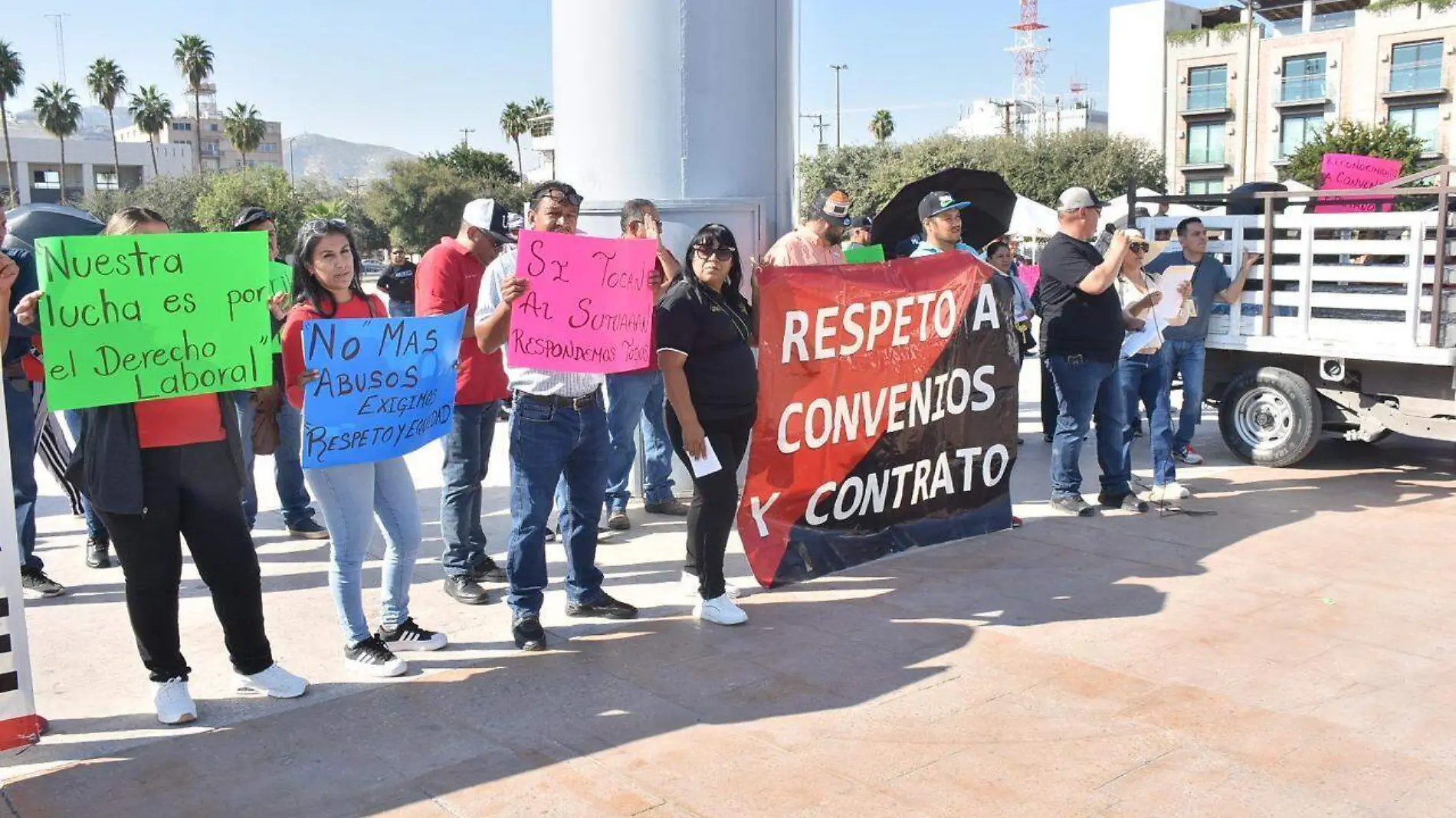 A 43 días de haberse declarado en huelga, trabajadores de la UAAAN se movilizaron y se concentraron en la Plaza Mayor